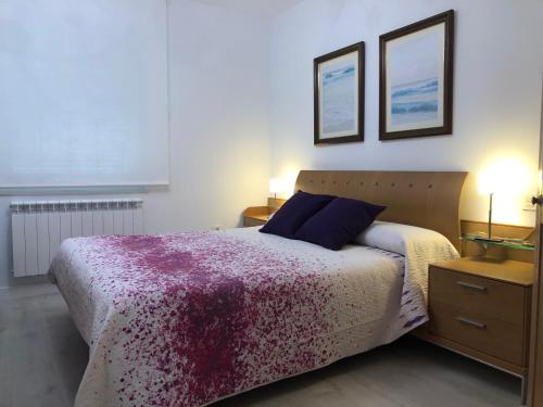 ein Schlafzimmer mit einem Bett und zwei Bildern an der Wand in der Unterkunft CHESS CITY in Salamanca