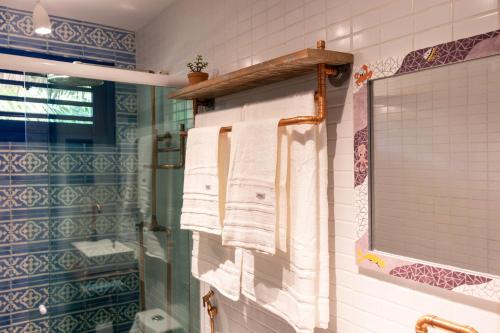 a bathroom with blue and white tiles and towels at Casa Corveta in São Miguel do Gostoso