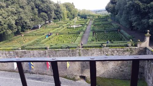 a view of a garden from the top of the castle at Loft Giuly in Vignanello