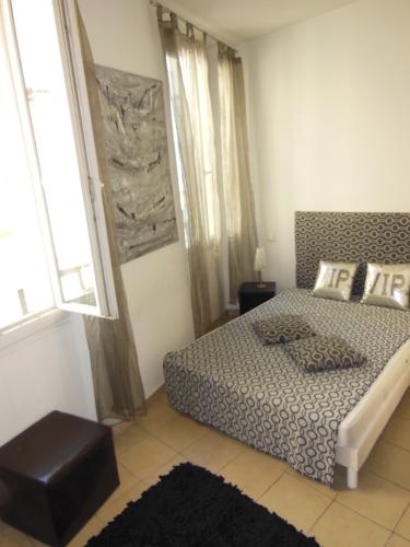 une chambre avec un lit et une grande fenêtre dans l'établissement 1 Bedroom Joffre 2 mins from Palais des Festivals 263, à Cannes