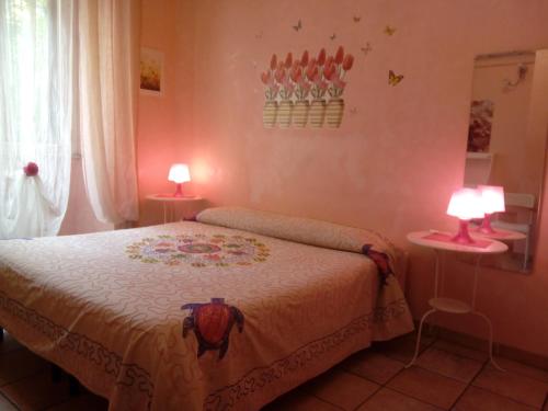 een slaapkamer met een bed, 2 lampen en een raam bij Max House in Rome