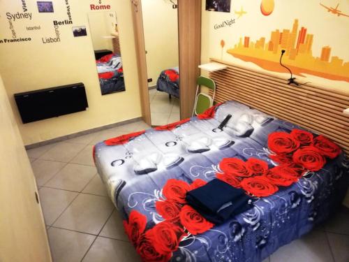 una cama con rosas rojas en una habitación en B&B Da Roberto, en Nápoles
