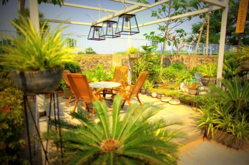 Ein Garten an der Unterkunft Hotel Villa Highnest - Oragadam -Sriperumbudur