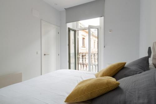 A bed or beds in a room at Belgrano Beach & Oldtown by Beauty Rentals