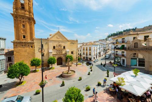 una ciudad con una torre del reloj y una calle en Hotel Manzanito en Antequera