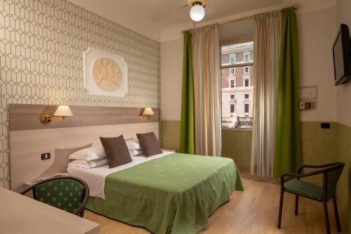 Un pat sau paturi într-o cameră la Hotel Dorica