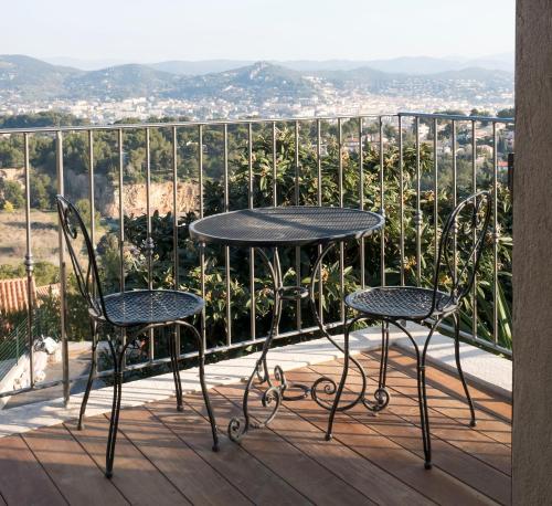 イエールにあるLe Mas du Pic des Féesの景色を望むバルコニー(テーブル、椅子付)