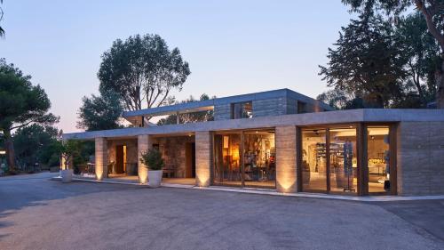 ein Haus mit großen Glasfenstern davor in der Unterkunft Vigna Maggiore in Olmeto
