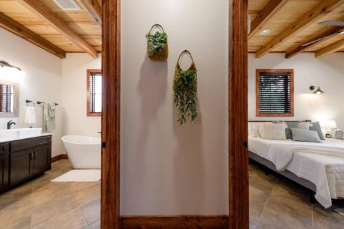 Ένα ή περισσότερα κρεβάτια σε δωμάτιο στο Little Dutch Cabin #2 -12 Min to Magnolia-Baylor