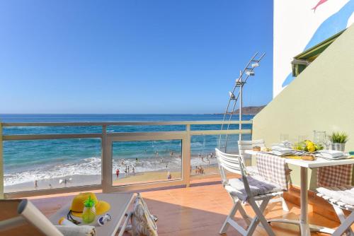 Beachfront Apartment Las Canteras LM52YY by VillaGranCanaria