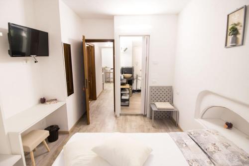 una camera d'albergo con letto e corridoio di Loft & Espace Maison 1706 Lago Orta a Borgomanero