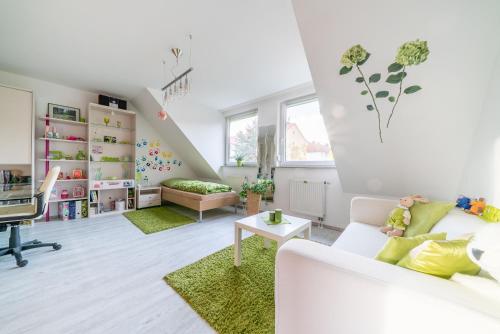 een woonkamer met een witte bank en een piano bij Private Rooms in Hannover