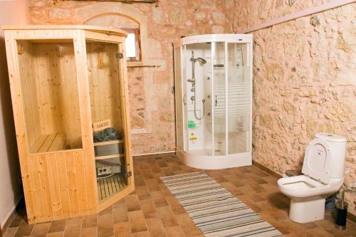 a bathroom with a shower and a toilet in it at Villa Daskalogianni in Vlakhianá