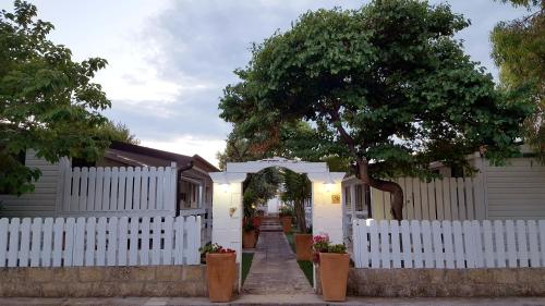 Taman di luar Residence "Il Faro"