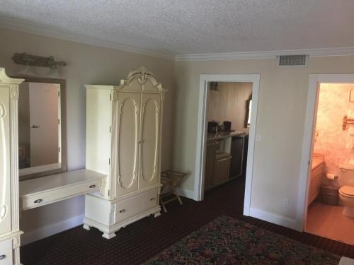 Pokój z dużą białą szafką i łazienką w obiekcie Grand Palms Spa & Golf Resort w mieście Pembroke Pines