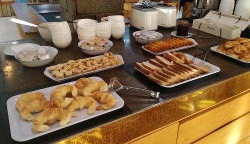 ビージャ・ラ・アンゴストゥーラにあるHosteria ACA al Surのカウンターの上に数枚の料理が並んだビュッフェ