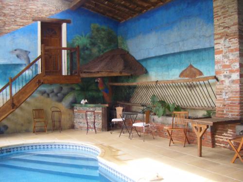 una camera con piscina e un dipinto sul muro di Chambres d'Hôtes Au Clos Saint Georges a Saint-Jory