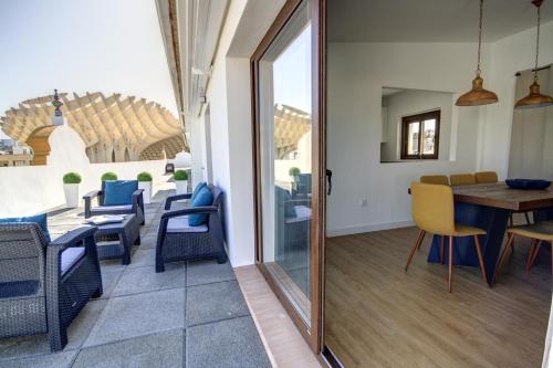 a dining room with chairs and a table at Apartamentos Setas Center in Seville