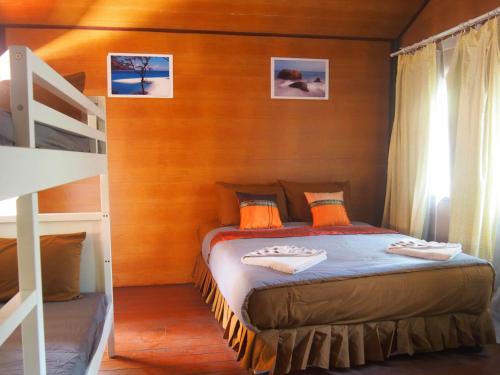 um quarto com um beliche e uma escada em Coco Beach Bungalows em Koh Lipe