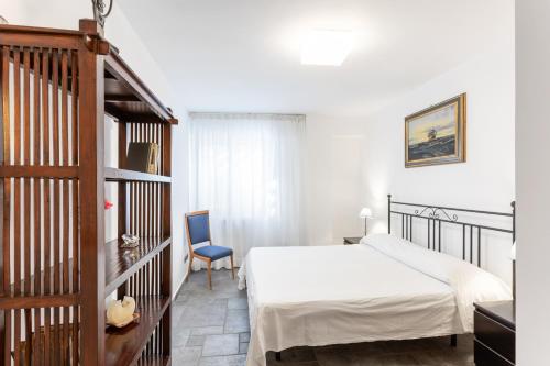 sypialnia z łóżkiem i krzesłem w obiekcie Penelope Seaview Apartment w Katanii