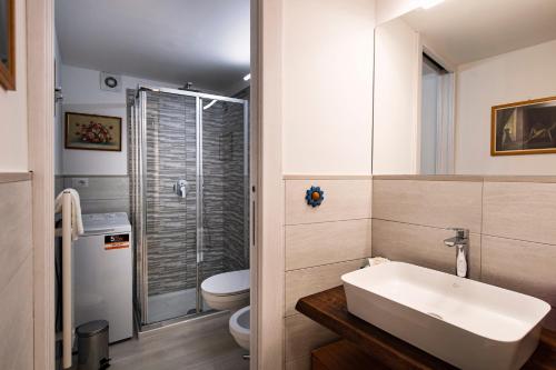 ein Bad mit einem Waschbecken und einem WC in der Unterkunft Affittacamere Pozzo Bianco in Orvieto