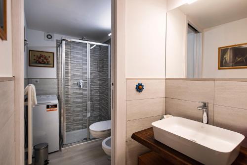 a bathroom with a sink and a toilet at Affittacamere Pozzo Bianco in Orvieto