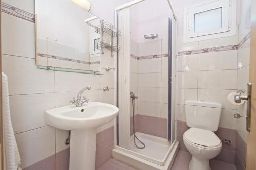 une salle de bain avec toilettes, lavabo et douche dans l'établissement Sunnyside House Kefalonia, à Céphalonie