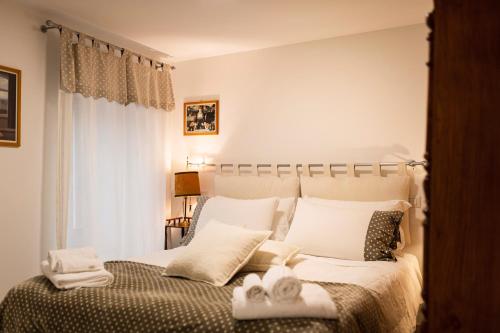 ein Schlafzimmer mit einem Bett mit Handtüchern darauf in der Unterkunft Affittacamere Pozzo Bianco in Orvieto