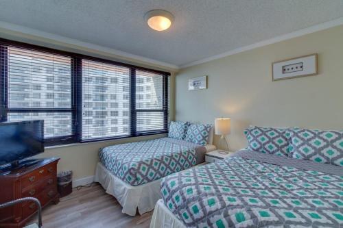 מיטה או מיטות בחדר ב-2 Beds 2 Baths Beachfront Condo with direct Beach Access