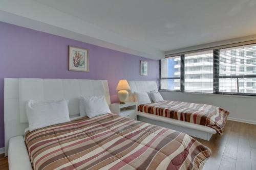 מיטה או מיטות בחדר ב-Inviting condo with pool & beach access