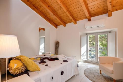 Un dormitorio con una cama grande y una silla. en Al Ponte, en Saló