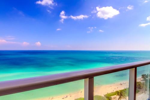 a view of the ocean from the balcony of a resort at Castle Ph3 in Miami Beach