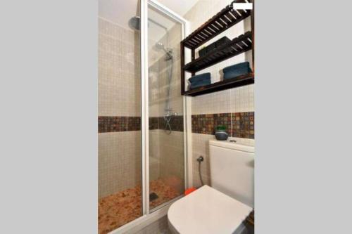 ティアスにあるEstudio Sherazadのトイレとガラスのシャワー付きのバスルーム