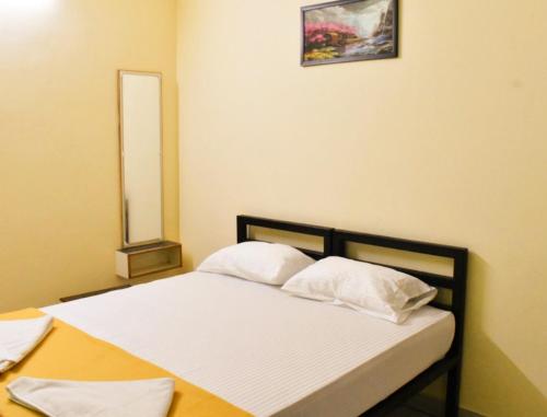 Postel nebo postele na pokoji v ubytování Sannidhi Service Apartments