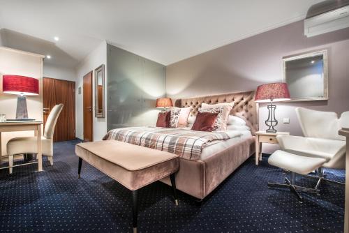 um quarto com uma cama, uma secretária e uma cadeira em Parkhotel Bielefeld em Bielefeld