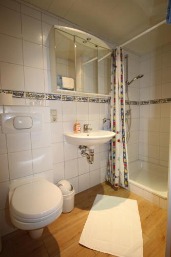 Un baño con inodoro, lavabo y bañera. en Fewo Spiaggia - Gästehaus Kön, en Zeltingen-Rachtig