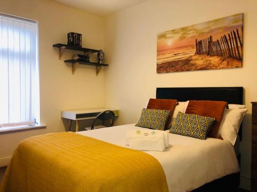 1 dormitorio con 1 cama grande con manta amarilla en Budget Rooms @ Underwood Lane Crewe, en Crewe