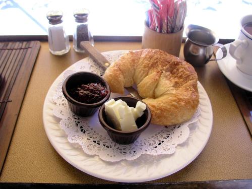 une assiette avec un croissant et du beurre sur une table dans l'établissement B&B Da Gilberto, à Cividale del Friuli