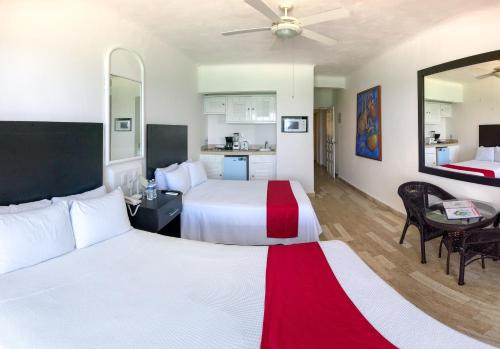 a hotel room with two beds and a kitchen at Cancún Plaza Sea View in Cancún