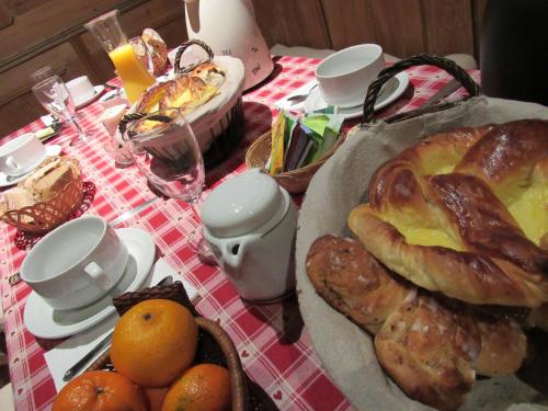 una mesa con pastas y pan en Gîte Le Vigneron, en Donnenheim