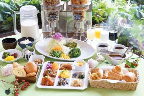 uma mesa coberta com pratos de comida e tigelas de comida em Hotel Awina Osaka em Osaka