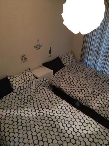 - une chambre avec un grand lit et un lustre dans l'établissement Utopia Wakamiya No.105 / Vacation STAY 5161, à Fukuoka