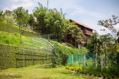 Zahrada ubytování Red House the Garden Stay in Bukit Tinggi by PLAY