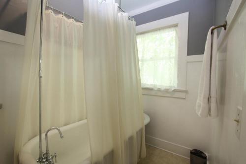 Bagno di The Napa Inn