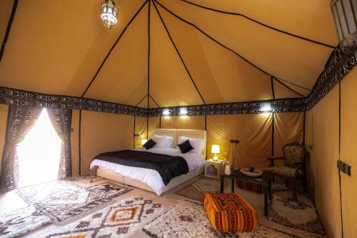 Postel nebo postele na pokoji v ubytování Dunes Luxury Camp