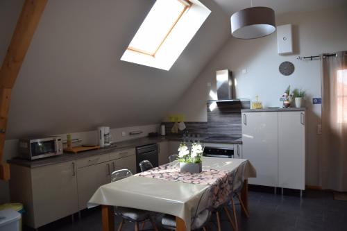 una cocina con mesa y mantel. en Forêt de nieppe, en Merville