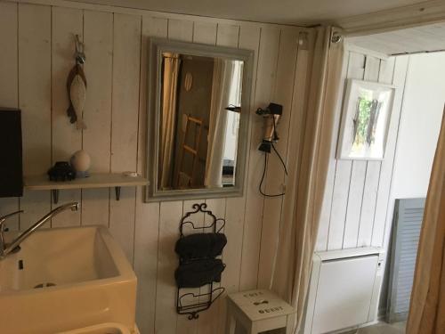 Phòng tắm tại Studio Vue Mer - Idéal Voyageur Solo, à Vélo, à Pied