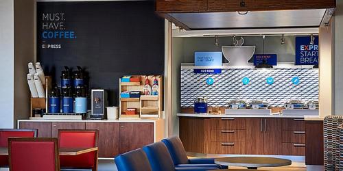 Příslušenství pro přípravu čaje a kávy v ubytování Holiday Inn Express & Suites - Greenville - Taylors by IHG
