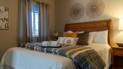 a bedroom with a bed with white sheets and pillows at Playpark Lodge in South Lake Tahoe