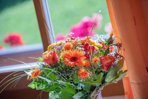 ein Blumenstrauß in einer Vase im Fenster in der Unterkunft Turnerhof in Brixen